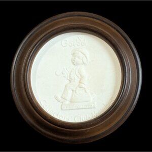 Goebel 1978 Collectors Club Member Plaque White Ceramic‎ With Wood Frame
